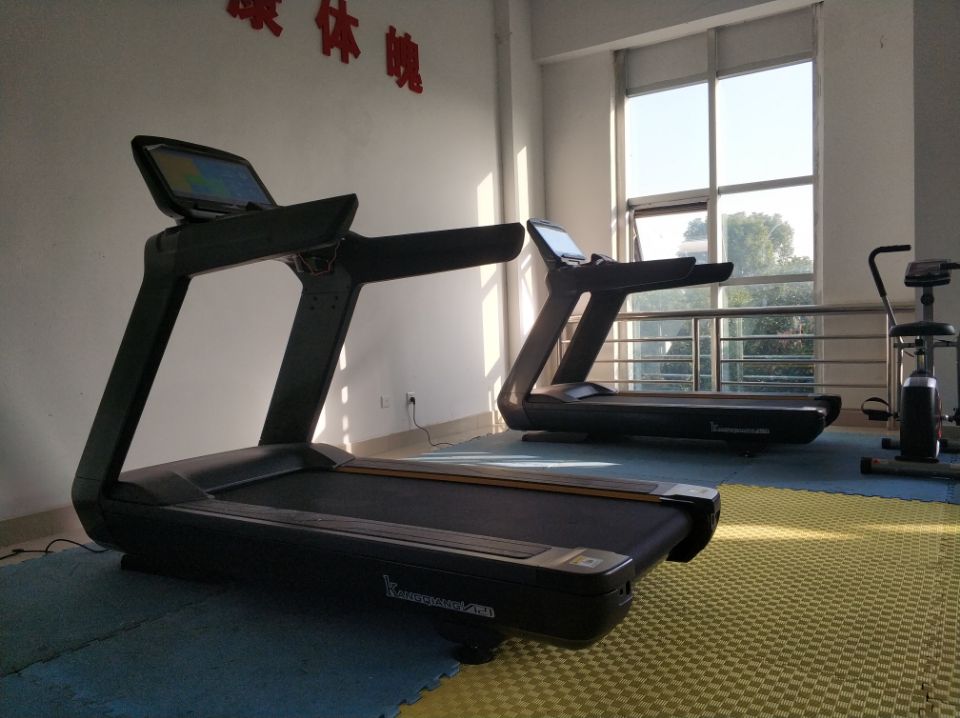 健身房跑步机