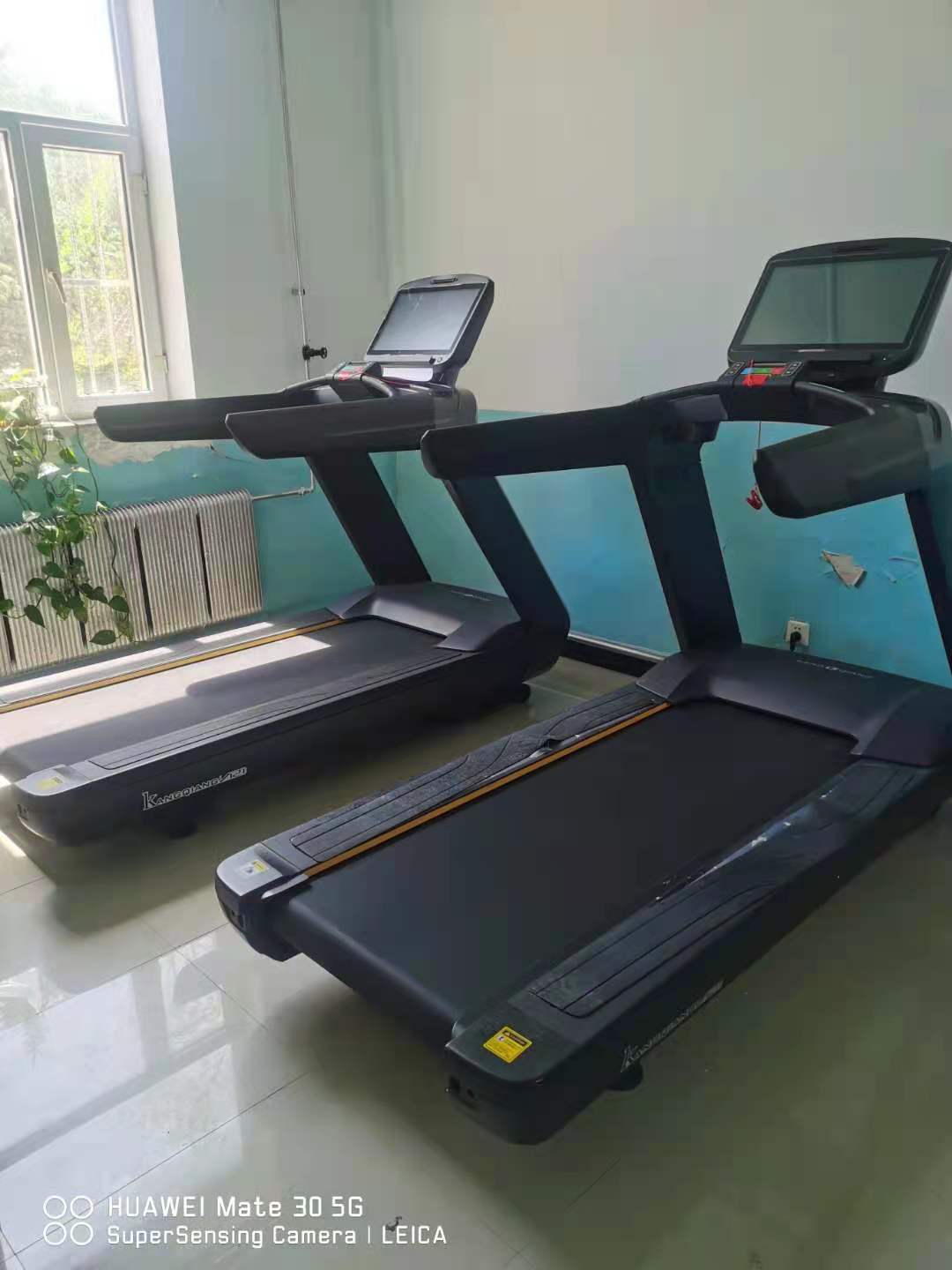 跑步机上跑步 VS 在户外跑步哪个最好